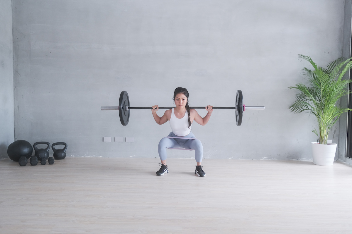 背部深蹲（Barbell Back Squat），常見為高背槓深蹲