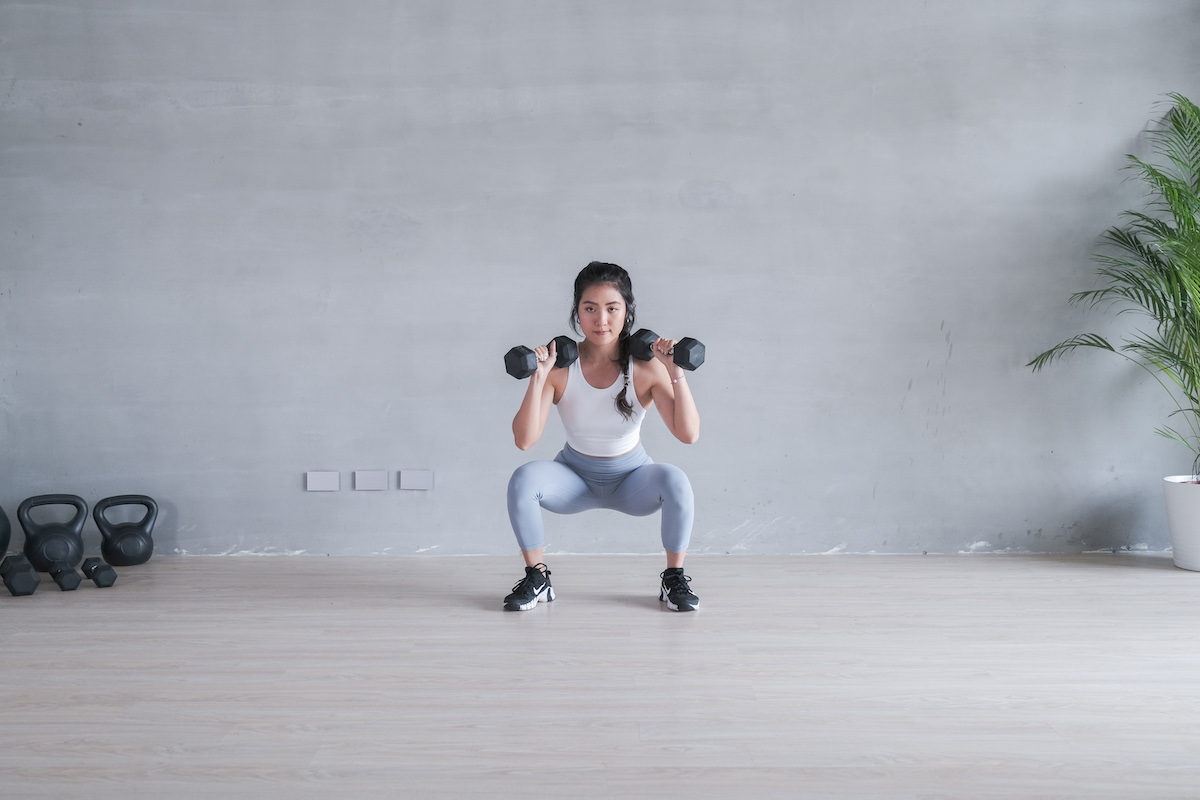 肩上深蹲（Dumbbell Front Squat)，雙手取適當重量啞鈴緩慢屈膝向下