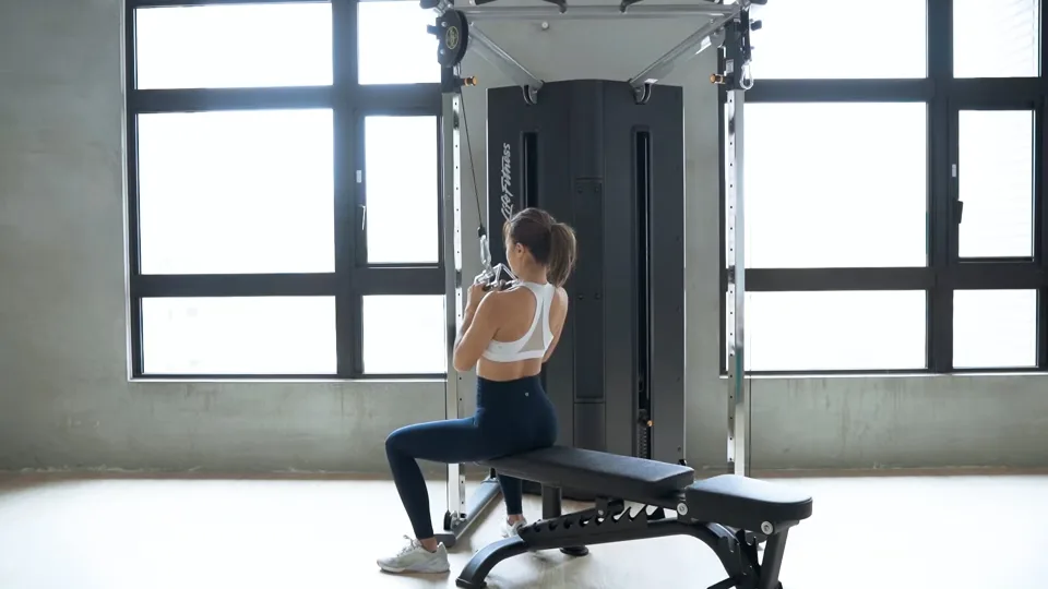 窄握滑輪下拉（Close-Grip Lat Pulldown）
