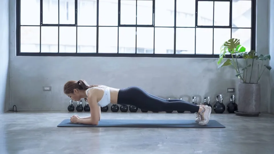 核心訓練動作-棒式 / 平板支撐