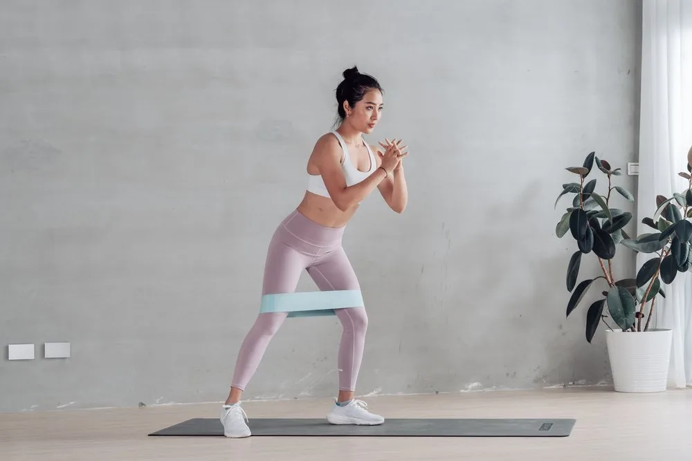 瘦大腿運動全攻略：告別梨形身材，10個高效居家動作練出緊實線條 - Hero Image